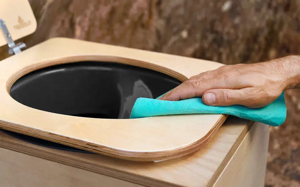 Easy and hygienic cleaning of a seperating toilet