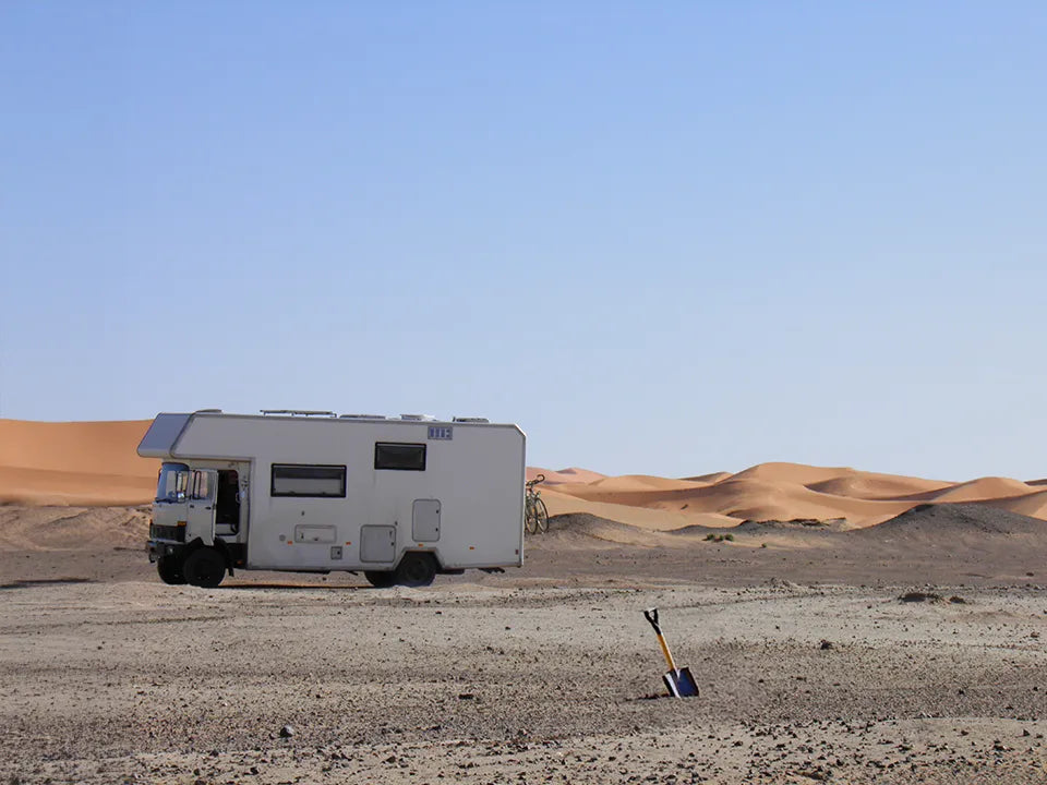 Mercedes 809 in de woestijn