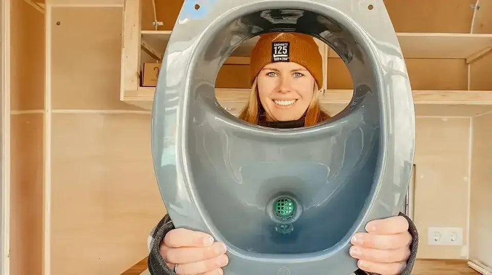 donna che guarda attraverso un separatore di urina