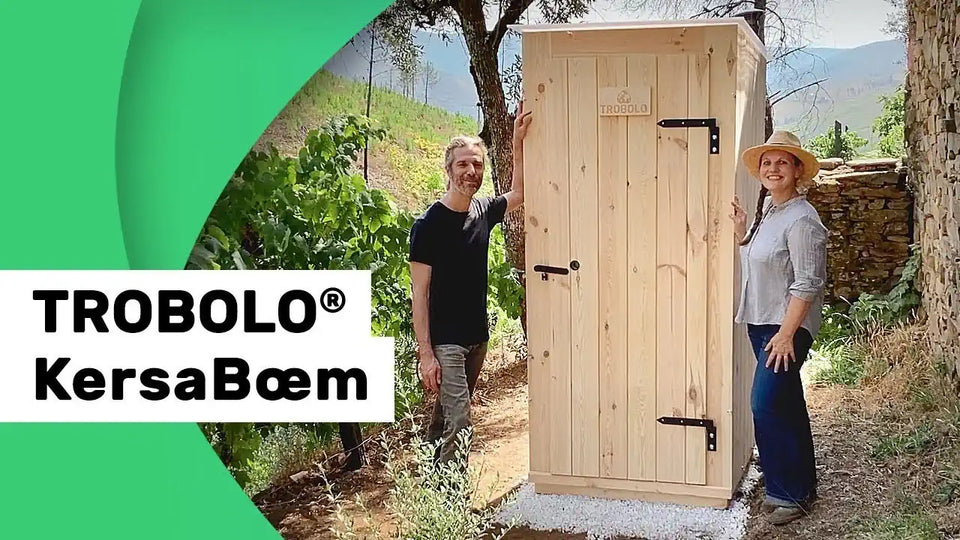 TROBOLO KersaBœm video thumbnail showing outdoor toilet next to two people
