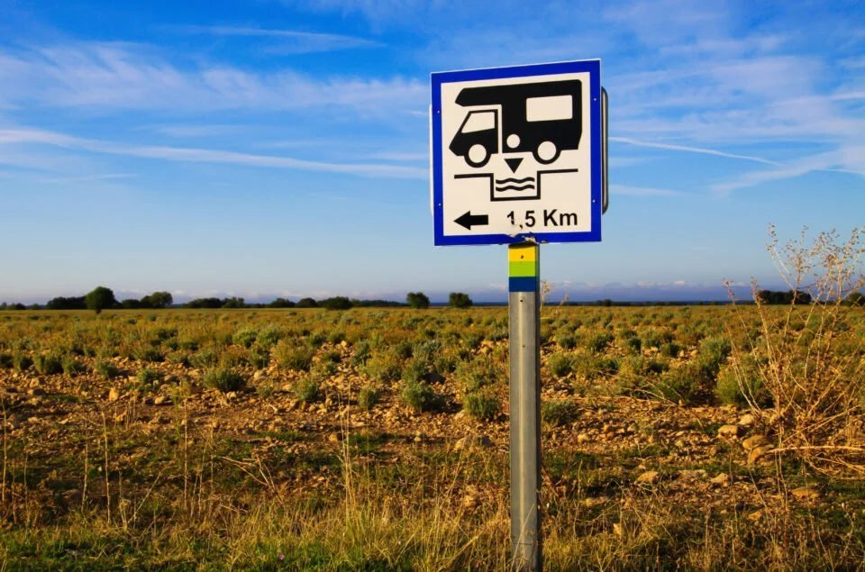 Straßenschild mit Entsorgungsstation für Chemietoiletten steht in der Wildnis