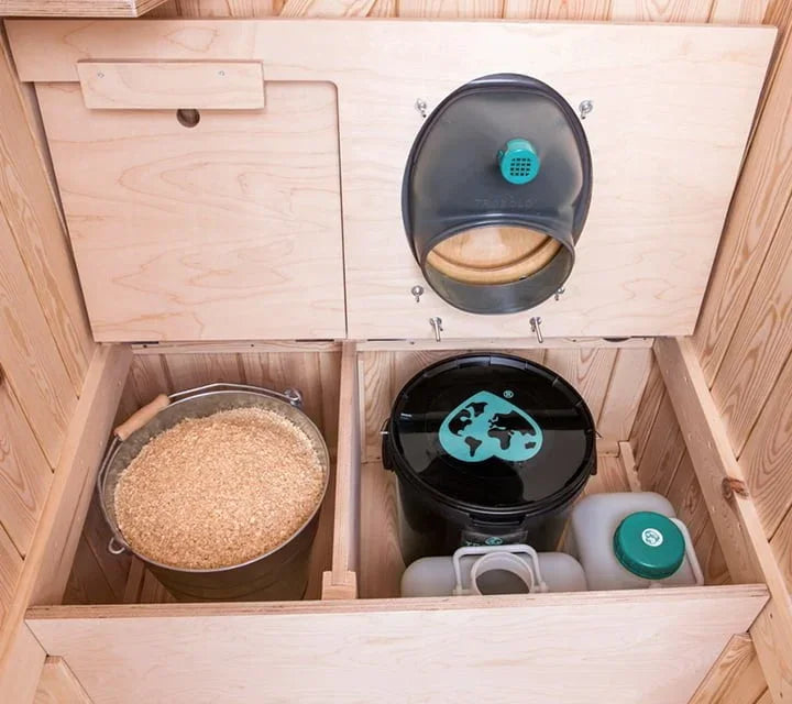 KersaBoem regardez a l'interieur des toilettes a compostage