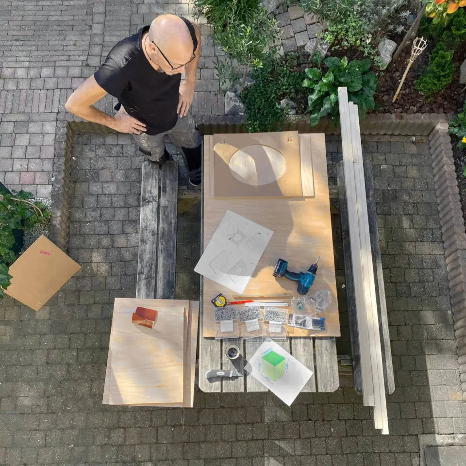 Mann beim Trenntoilette selber bauen