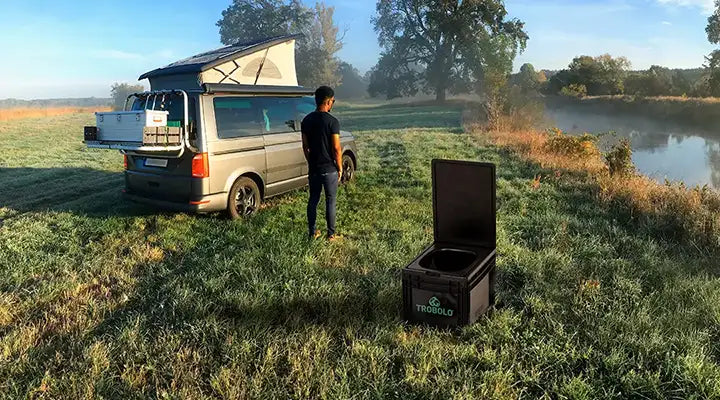 Scheidingstoilet TROBOLO BilaBox naast een rivier