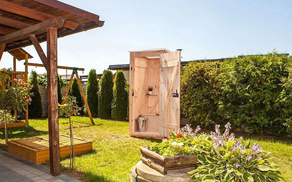 TROBOLO Composting toilet in the garden