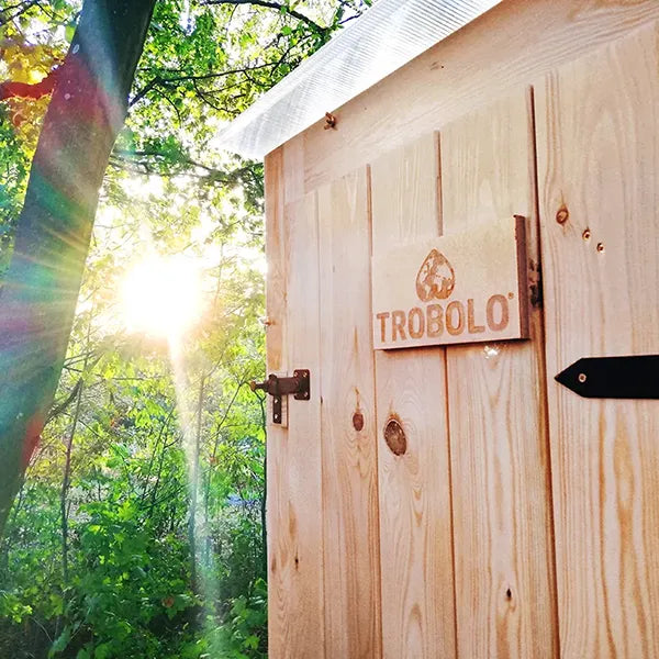 TROBOLO KitaBoem Trockentrenntoilette im Sonnenlicht