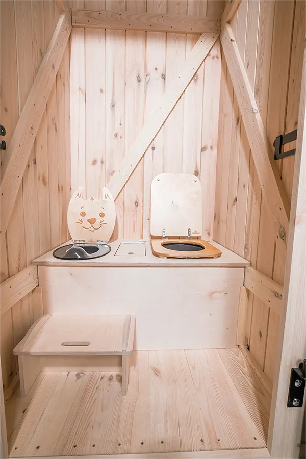 TROBOLo KitaBoem intérieur cabine toilette sèche 