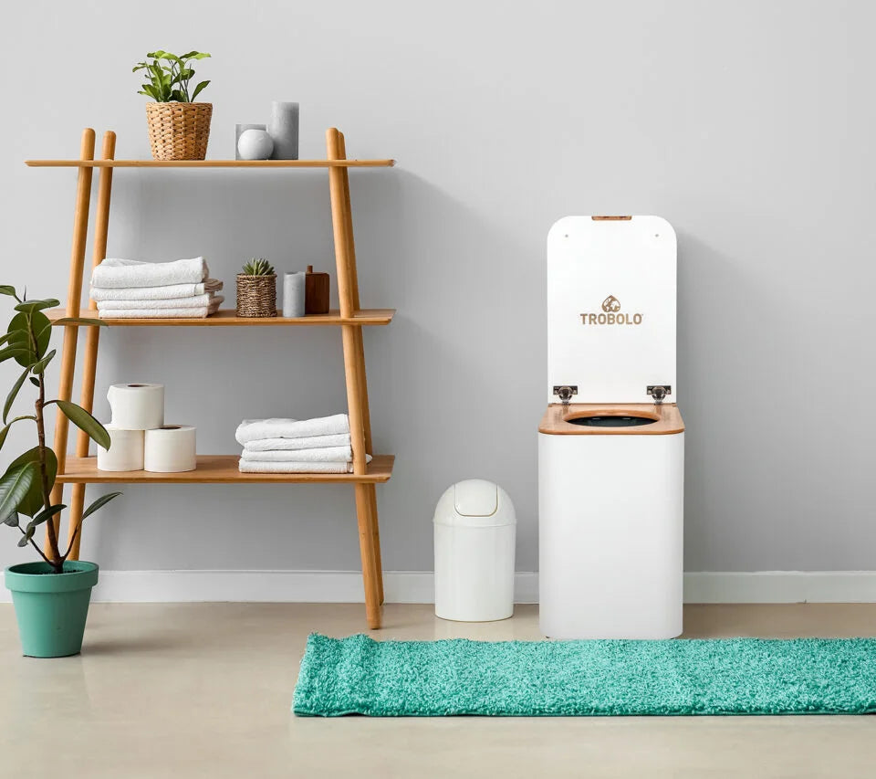 Toilette sèche à séparation TROBOLO SilvaBlœm installée dans une salle de bain de véhicule