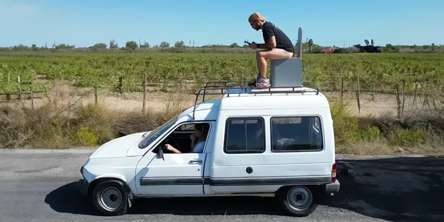 TROBOLO SilvaBloem sul tetto di un auto paesaggio