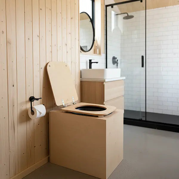 TROBOLO TeraBloem Plus nel bagno di una tiny house vista di fianco