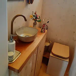 TROBOLO TeraBloem Trenntoilette  in einem Badezimmer