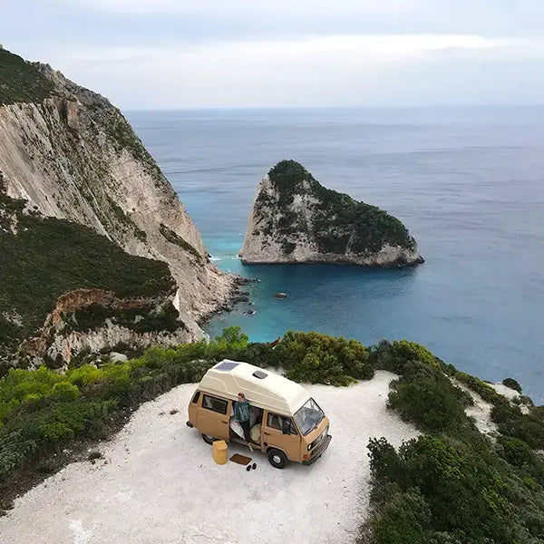 TROBOLO TinyBloem con autocaravana en el acantilado