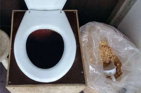 Toilette sèche avec copeaux de bois sciure et abattant