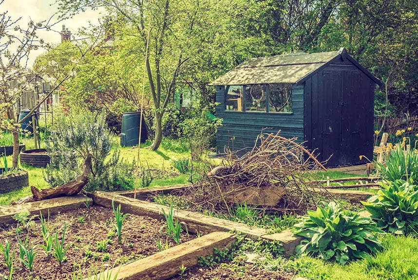 Hütte im grünen Garten