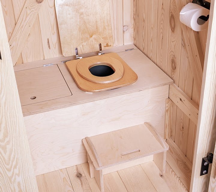 Toilette sèche autonome KersaBœm avec structure