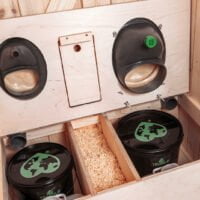 TROBOLO KitaBœm toilettes sèches ouverte et vous pouvez voir l’insert de la toilette à compost et le conteneur de solides.