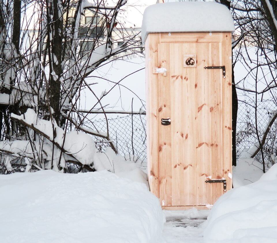 Trobolo KersaBoem Trenntooiletten im Garten während des Winters, Vorderansicht