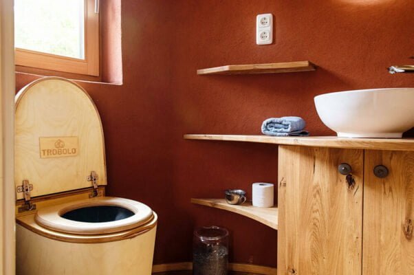 Toilette sèche TROBOLO TinyBloem installée dans une Tiny House