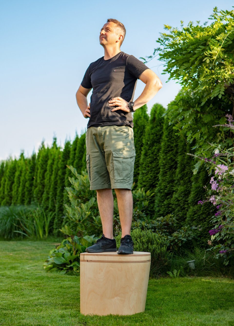 Un homme debout sur un TROBOLO TinyBloem dans le jardin