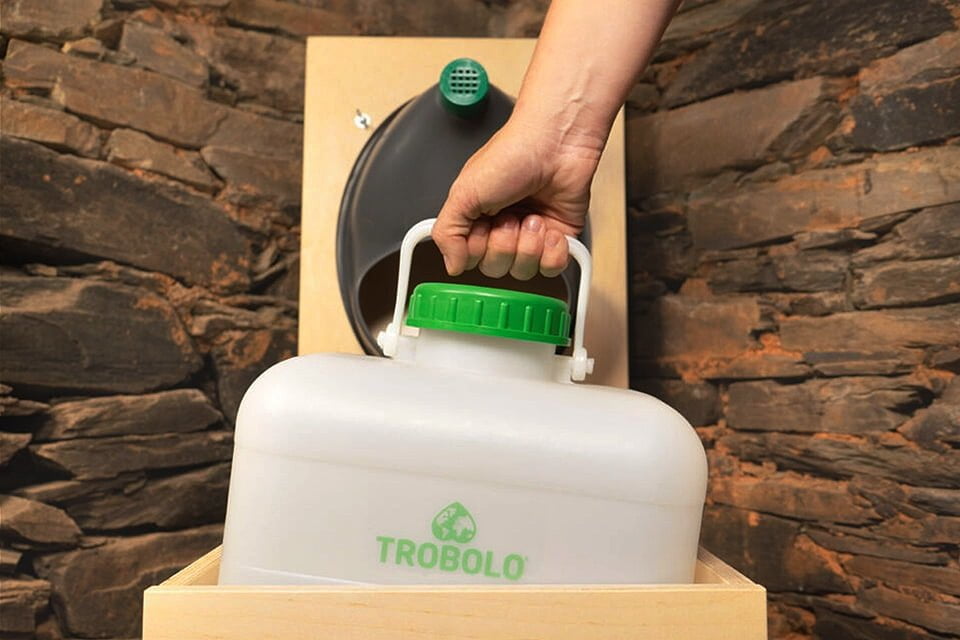 Person nimmt Flüssigkeitsbehälter aus TROBOLO TeraBlœm