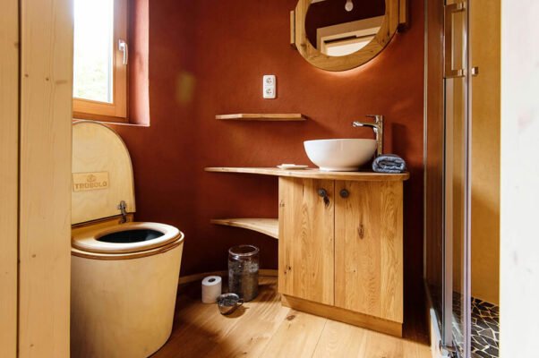 Muldtoiletter toilet TROBOLO TinyBloem installeret i Tiny House
