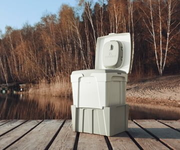 Toilette compostante TROBOLO WandaGO davanti a un lago
